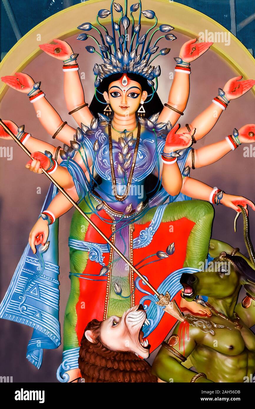 Bunte Tribal Göttin Durga Idol in ländlichen Folk Design und Thema. Verehrung der Göttlichen Mutter. Religiöse handgefertigte Skulptur. Wunderschöne Hand arbeiten und Stockfoto