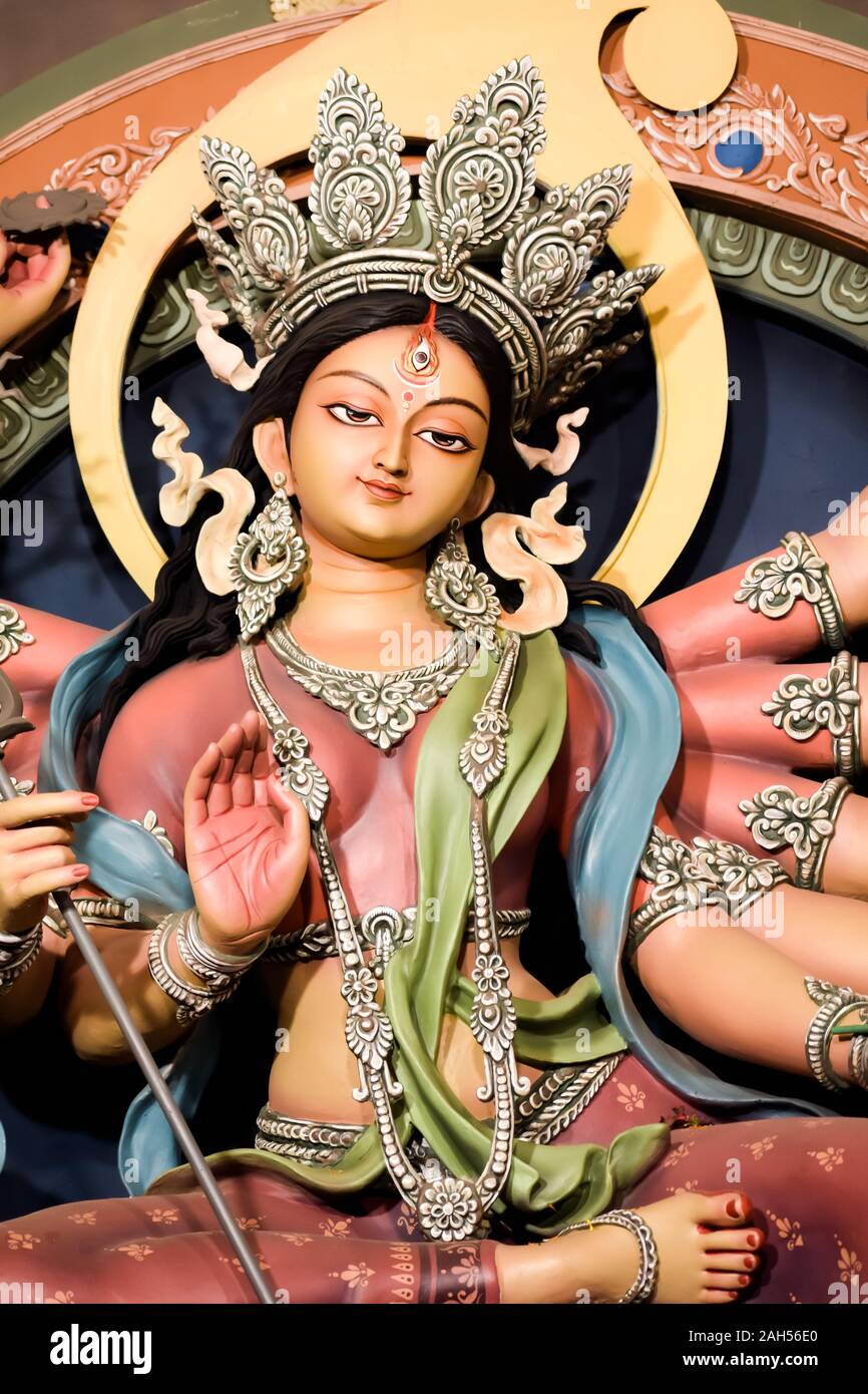 Bunte Tribal Göttin Durga Idol in ländlichen Folk Design und Thema. Verehrung der Göttlichen Mutter. Religiöse handgefertigte Skulptur. Wunderschöne Hand arbeiten und Stockfoto