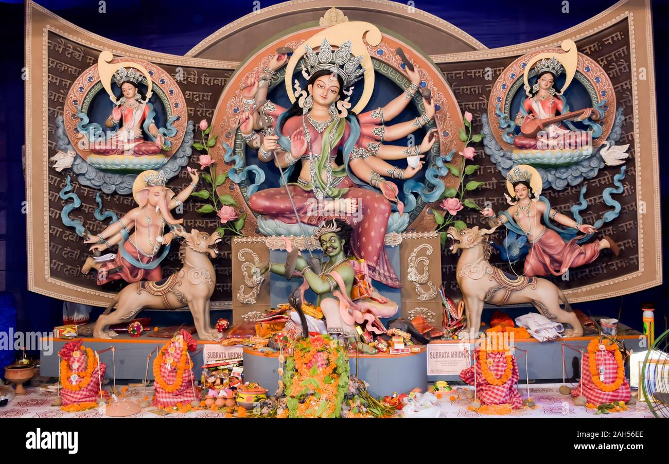 Wandbild Maa Göttin Durga Idol mit vollem Familie repräsentiert den Sieg über das Böse Mahishasura auf günstigen Gelegenheit der Ashtami Durga Puja Festival in Ko Stockfoto