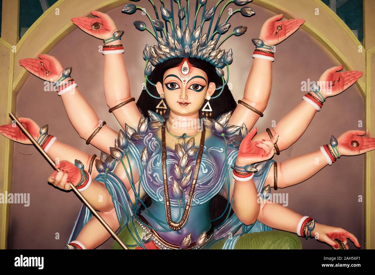 Bunte Tribal Göttin Durga Idol in ländlichen Folk Design und Thema. Verehrung der Göttlichen Mutter. Religiöse handgefertigte Skulptur. Wunderschöne Hand arbeiten und Stockfoto