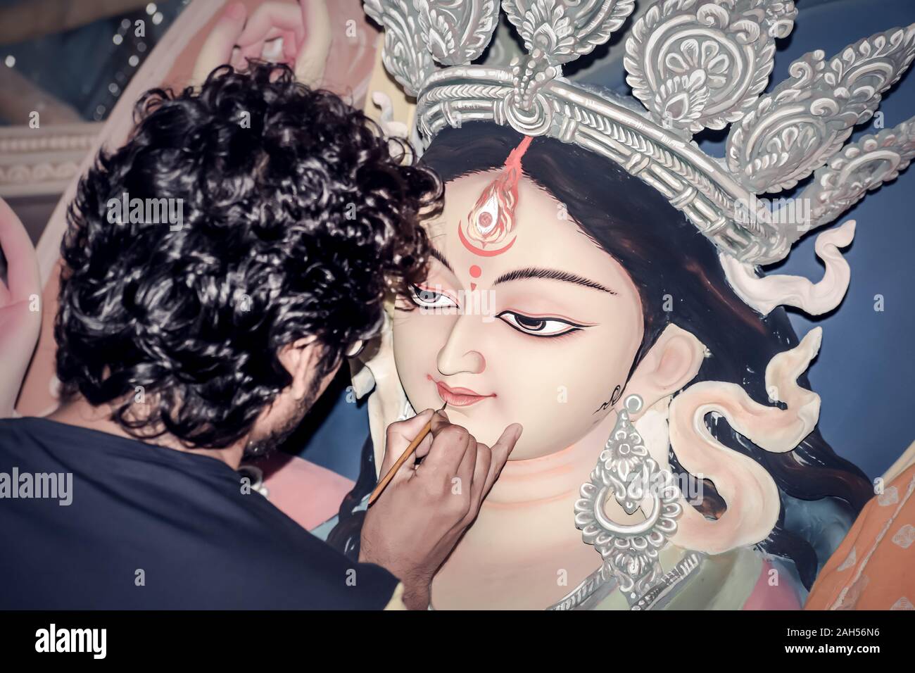 Malerei über Lehm Idol der hinduistischen Göttin Durga. Ein Idol der Töpferei Künstler bei Kumartuli während der Durga Puja Festival. Close Up. Kolkat Stockfoto