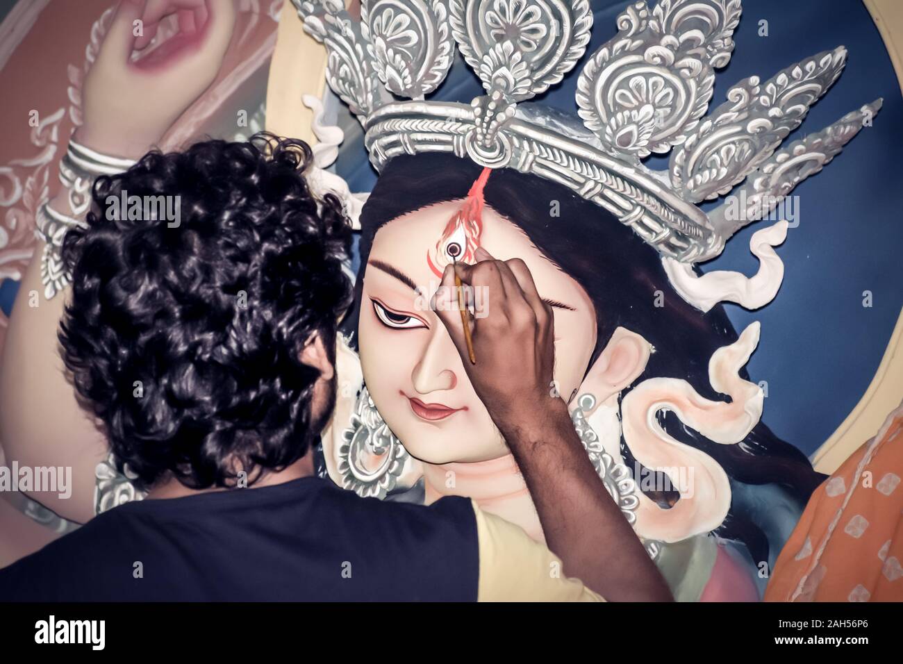 Malerei das Auge über Lehm Idol der hinduistischen Göttin Durga. Ein Idol, der Töpferei Künstler bei Kumartuli während der Durga Puja Festival. Kolkata. Wes Stockfoto