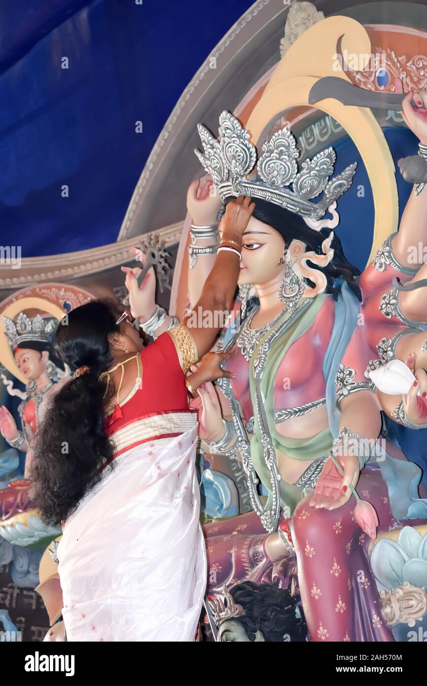 Kolkata Oktober 2019-Maa Durga Debi Bor wird von einem Hindu devotee bei Vijaya Dashami, der letzte Tag der Durga Puja Festival gemacht. Sindoor Khela ist ein bidd Stockfoto