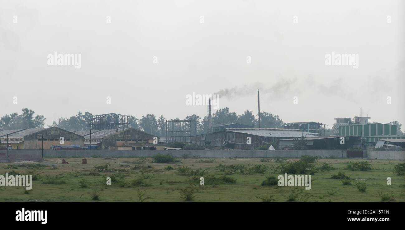 Eine kleine und mittlere Sektor Dorf Industrien Bereich umgeben von ländlichen und landwirtschaftlichen Bereich sommer wiese. Die industrielle Umgebung der Landschaft W Stockfoto