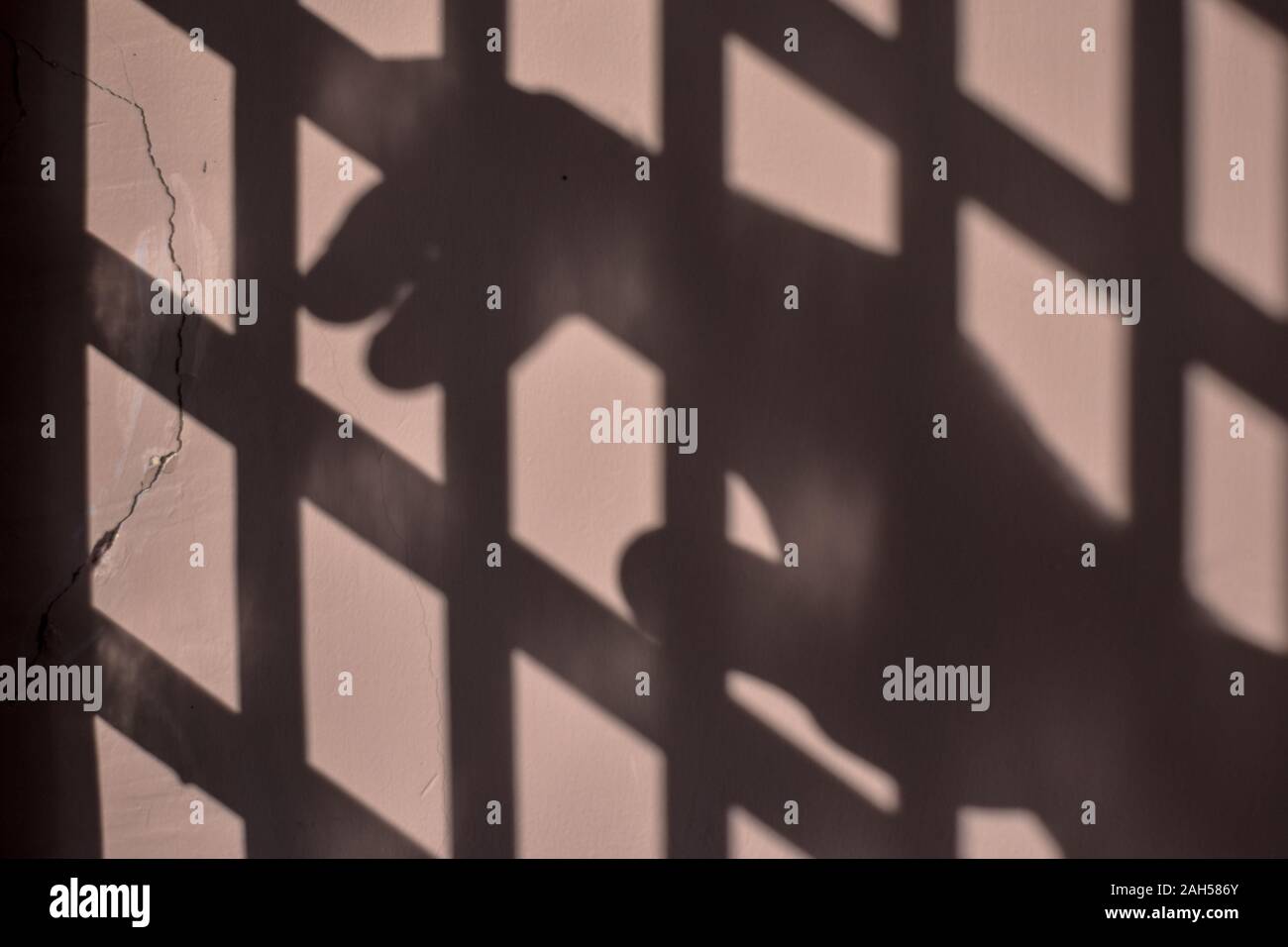 Gefangene Schatten Holding cell Grill wartet auf Freigabe Stockfoto
