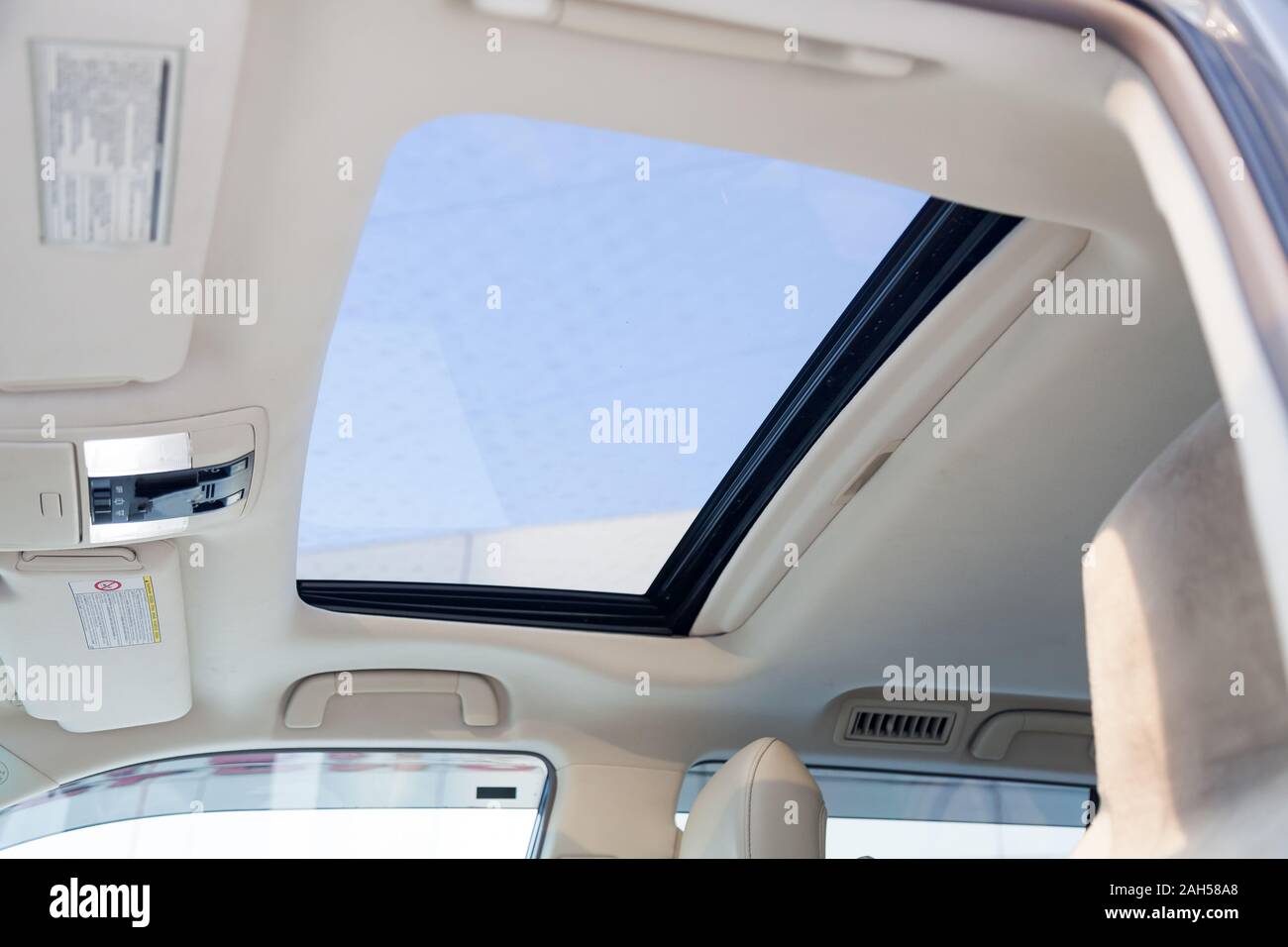 Blick auf die Decke im Auto mit einem transparentem Glas Luke für Lüftung,  Öffnung, so dass sie die Himmel und Wolken in den grauen Kabine der  Fahrzeuge sehen können Stockfotografie - Alamy