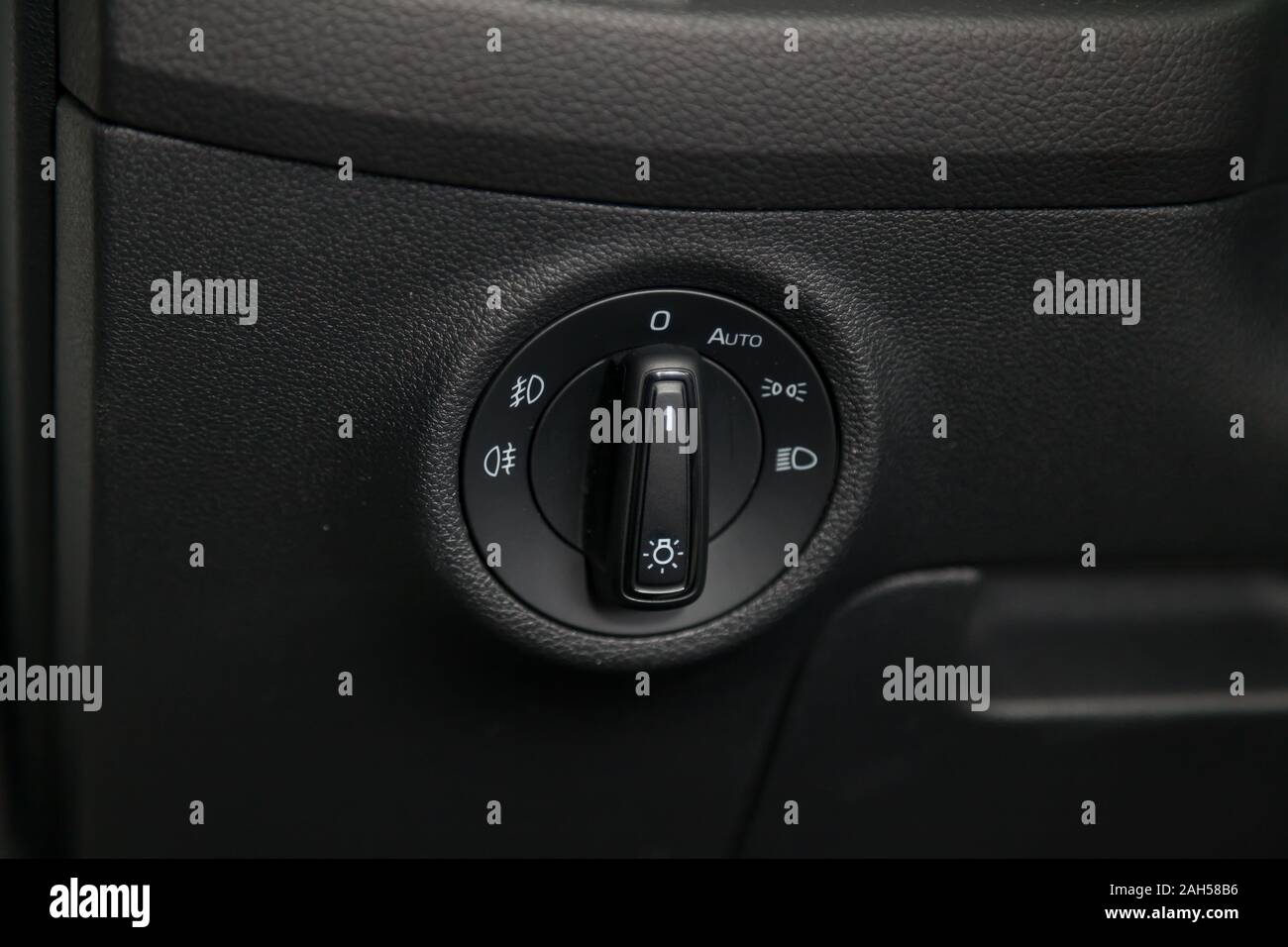 Close-up auf der Scheinwerferschalter Steuerungstasten und automatische  Anpassung der Level Dashboard im Auto in der Rückseite eines SUV nach  Reinigung und Details in der Stockfotografie - Alamy