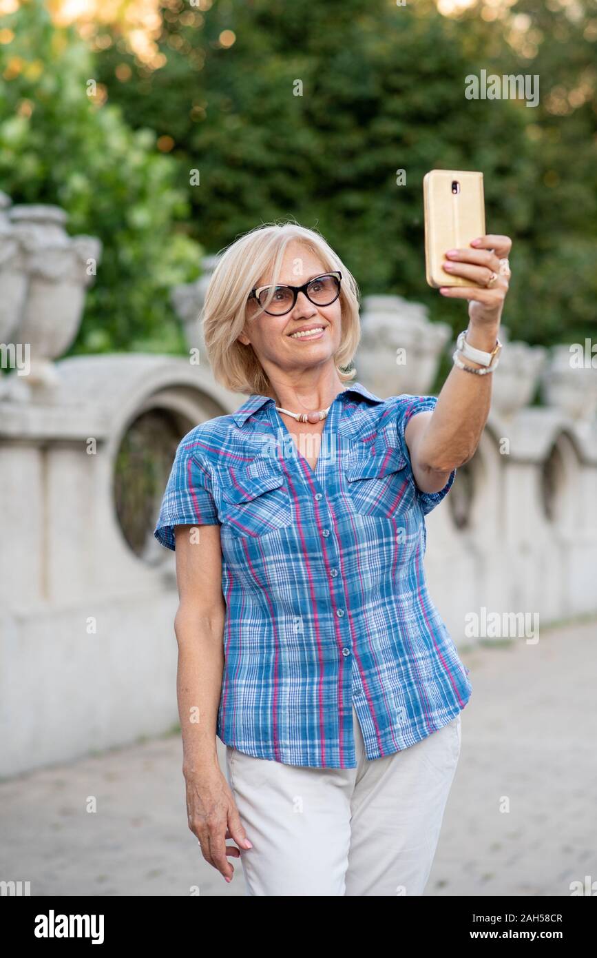 Schöne ältere Frau unter selfie Stockfoto