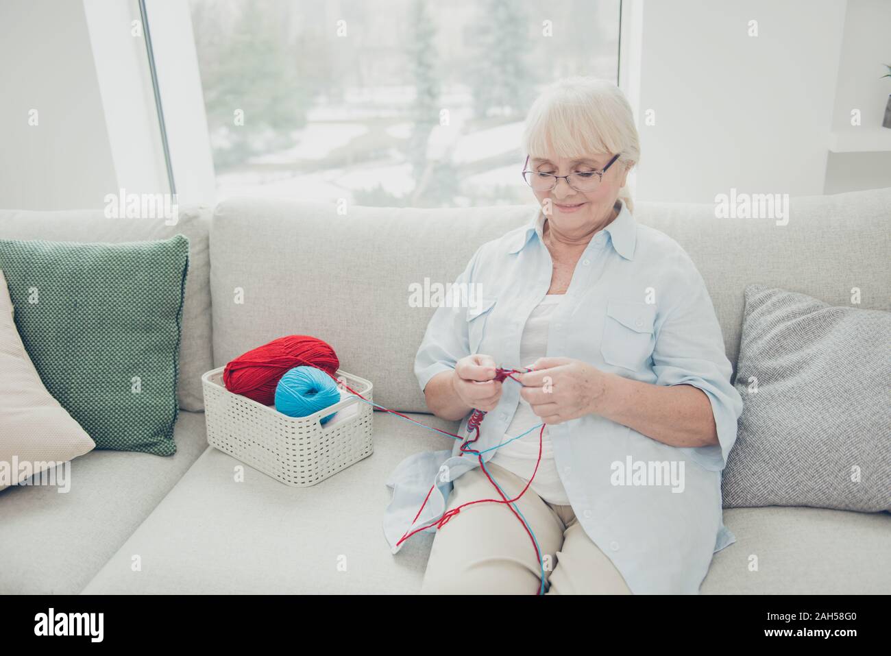 Portrait von ihr Sie single nette attraktive konzentriert konzentrierte Fröhliche, friedliche Ruhe Oma sitzt auf einem Sofa in Ruhe verbringen Wochenende kni Entspannen Stockfoto