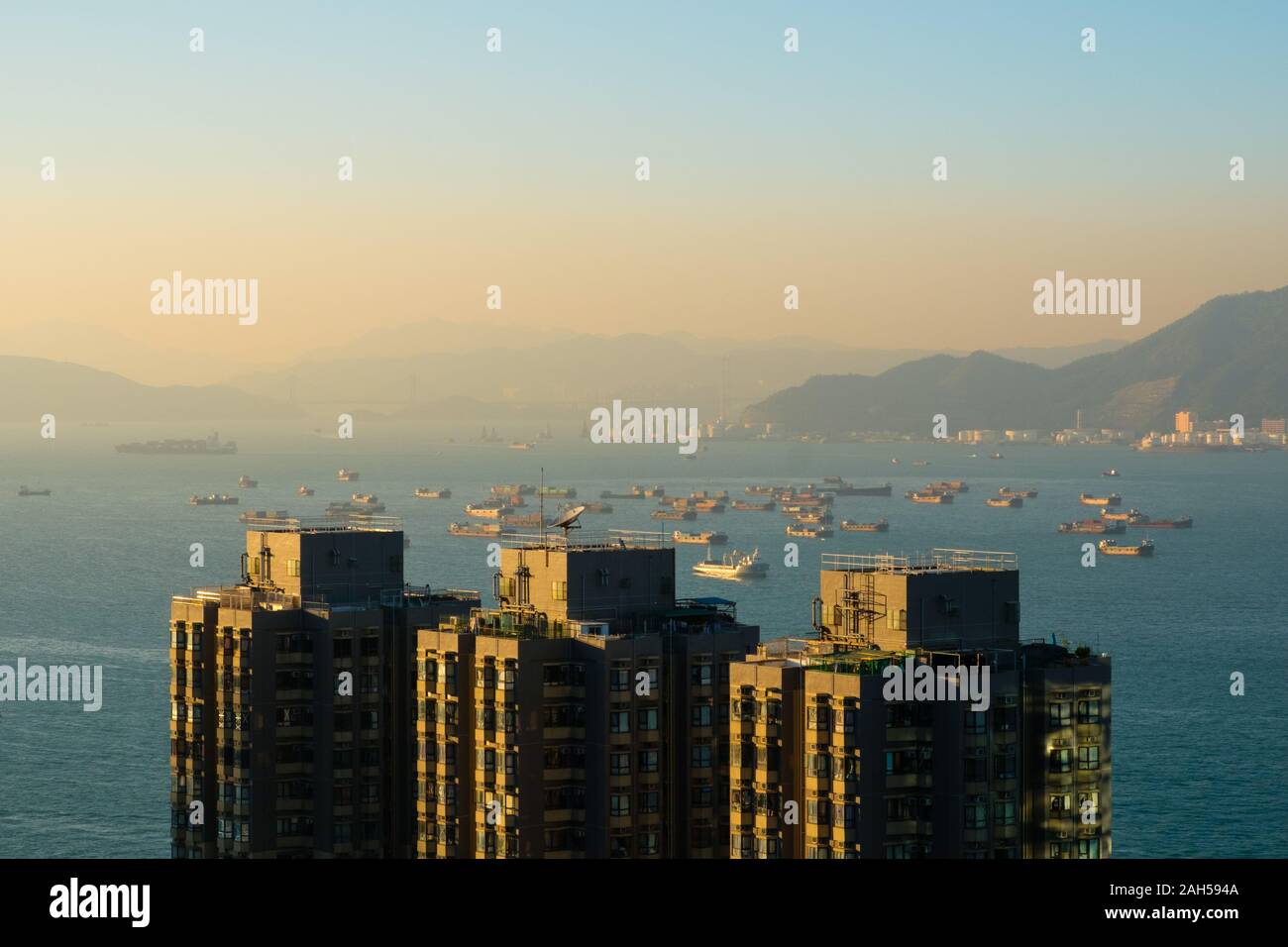 Baggerarbeiten Schiffe auf Hongkong Küste in der Nähe von Hafen - Stockfoto