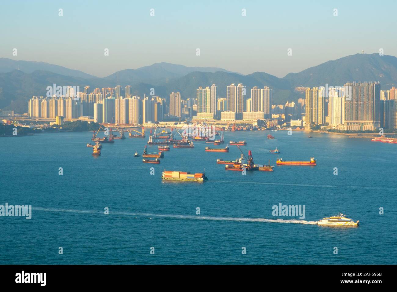 Baggerarbeiten Schiffe auf Hongkong Küste in der Nähe von Hafen - Stockfoto