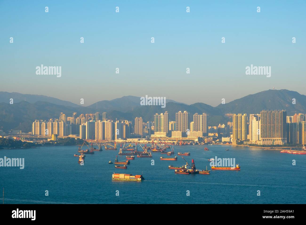 Baggerarbeiten Schiffe auf Hongkong Küste in der Nähe von Hafen - Stockfoto