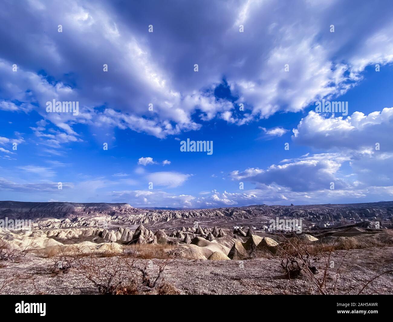 Blick auf ein Tal mit alten Felsformationen gefüllt. Blauer Himmel, weiße Wolken. Schöne Landschaft. Kappadokien, Türkei. 12 05 2019 Stockfoto