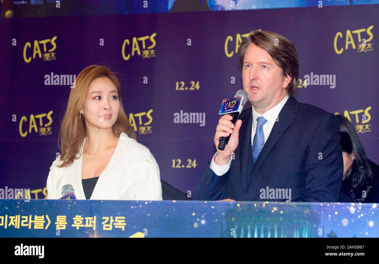 Tom Hooper und Ock Joo-Hyun (Fin K. L.), Dez 23, 2019: Australian-British Regisseur Tom Hooper (R) und eine koreanische Sänger und musical theater Schauspielerin Ock Joo-Hyun eine Pressekonferenz für eine musikalische Fantasy Film 'Cats', die von Hooper gerichtet war, in Seoul, Südkorea. (Foto von Lee Jae-Won/LBA) (Südkorea) Stockfoto