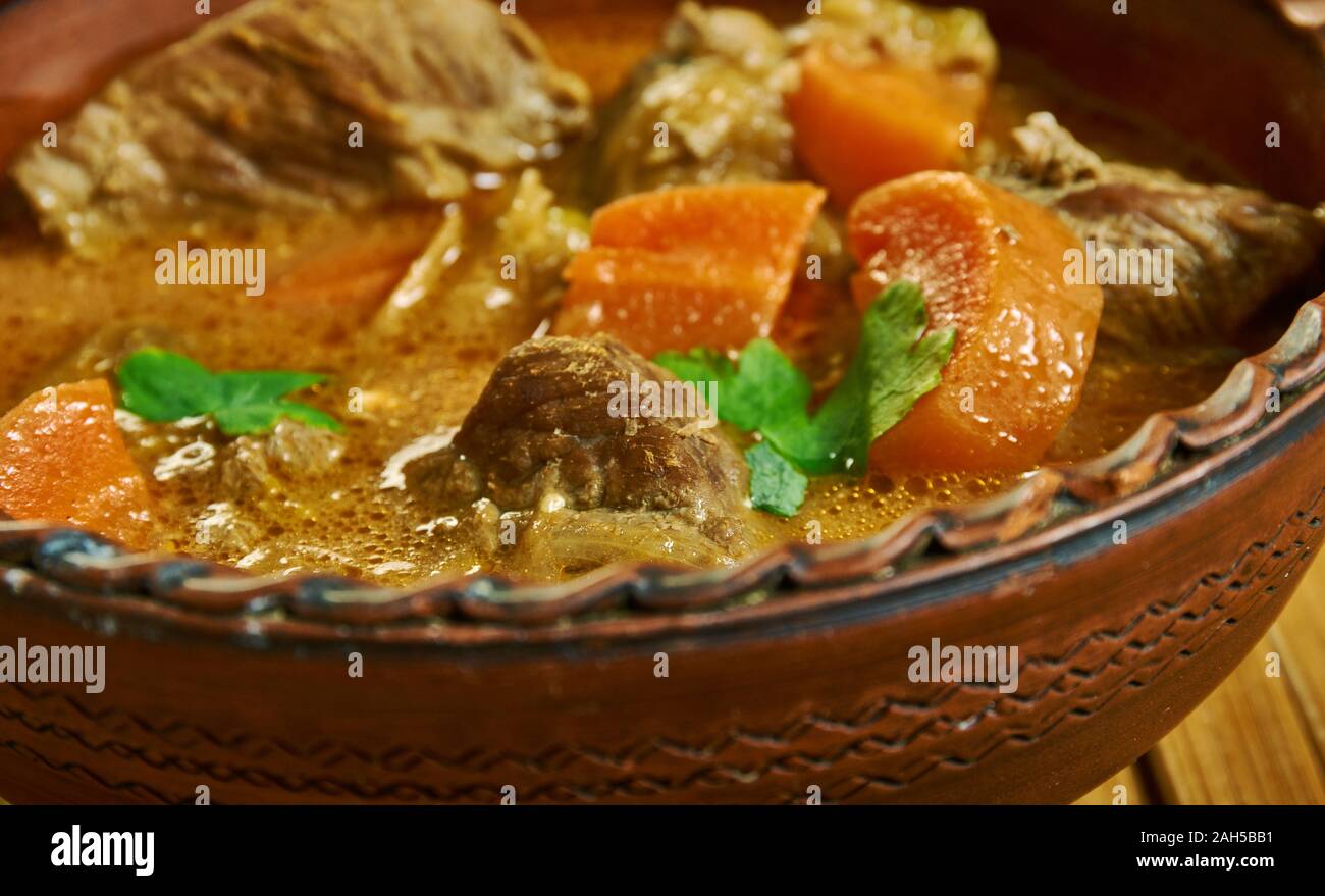 Palmnut Suppe mit Ziegenkäse, ghanaische Küche, Traditionelle verschiedene  afrikanische Gerichte, Ansicht von oben Stockfotografie - Alamy