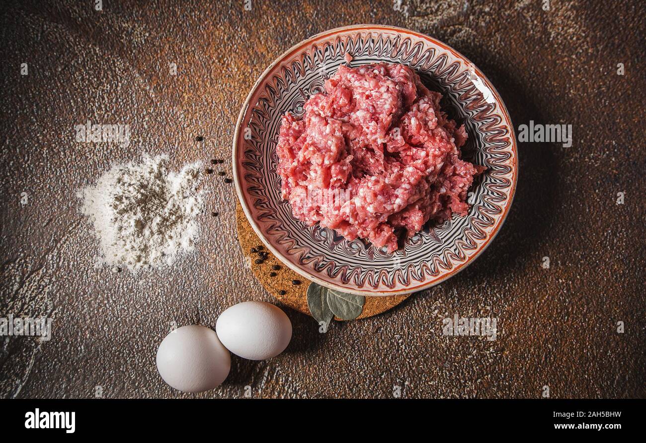 Hackfleisch in eine Platte, Eier und Mehl. Das Kochen von Essen. Rezepte Fleischgerichte. Kochen Stockfoto