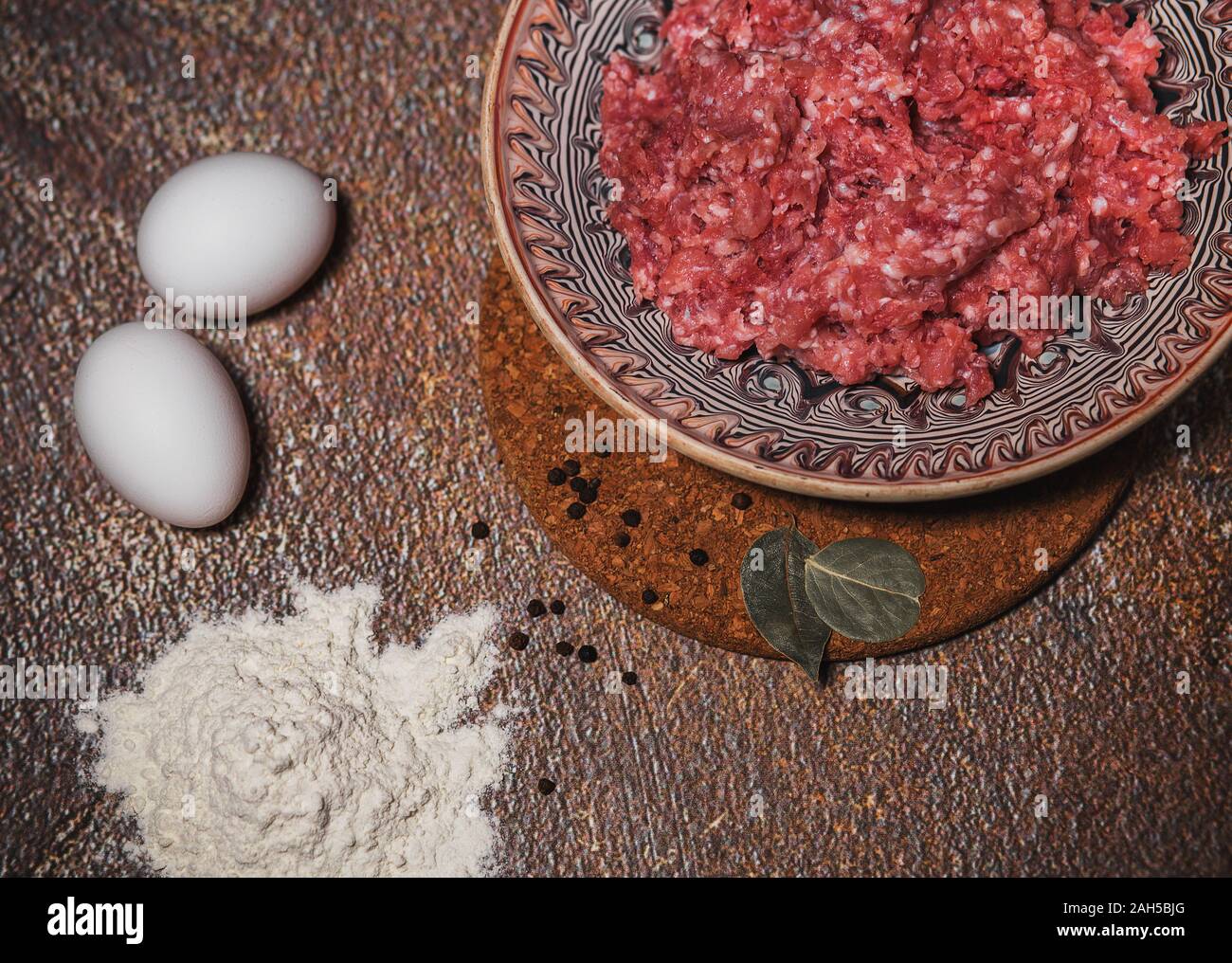 Hackfleisch in eine Platte, Eier und Mehl. Das Kochen von Essen. Rezepte Fleischgerichte. Kochen Stockfoto