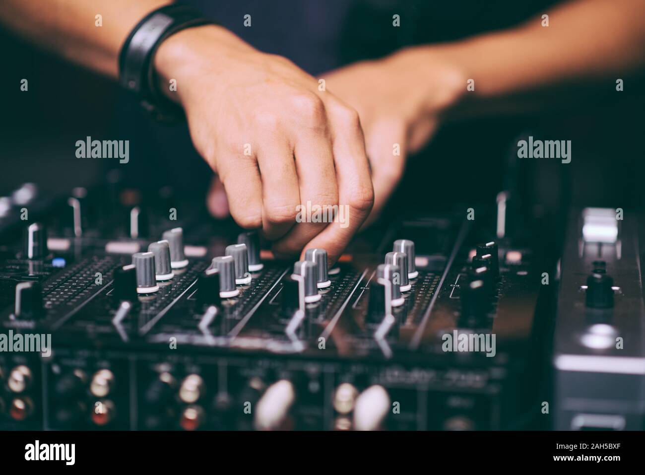 DJ-Steuerung eine Fernbedienung in einem Club Party Stockfoto