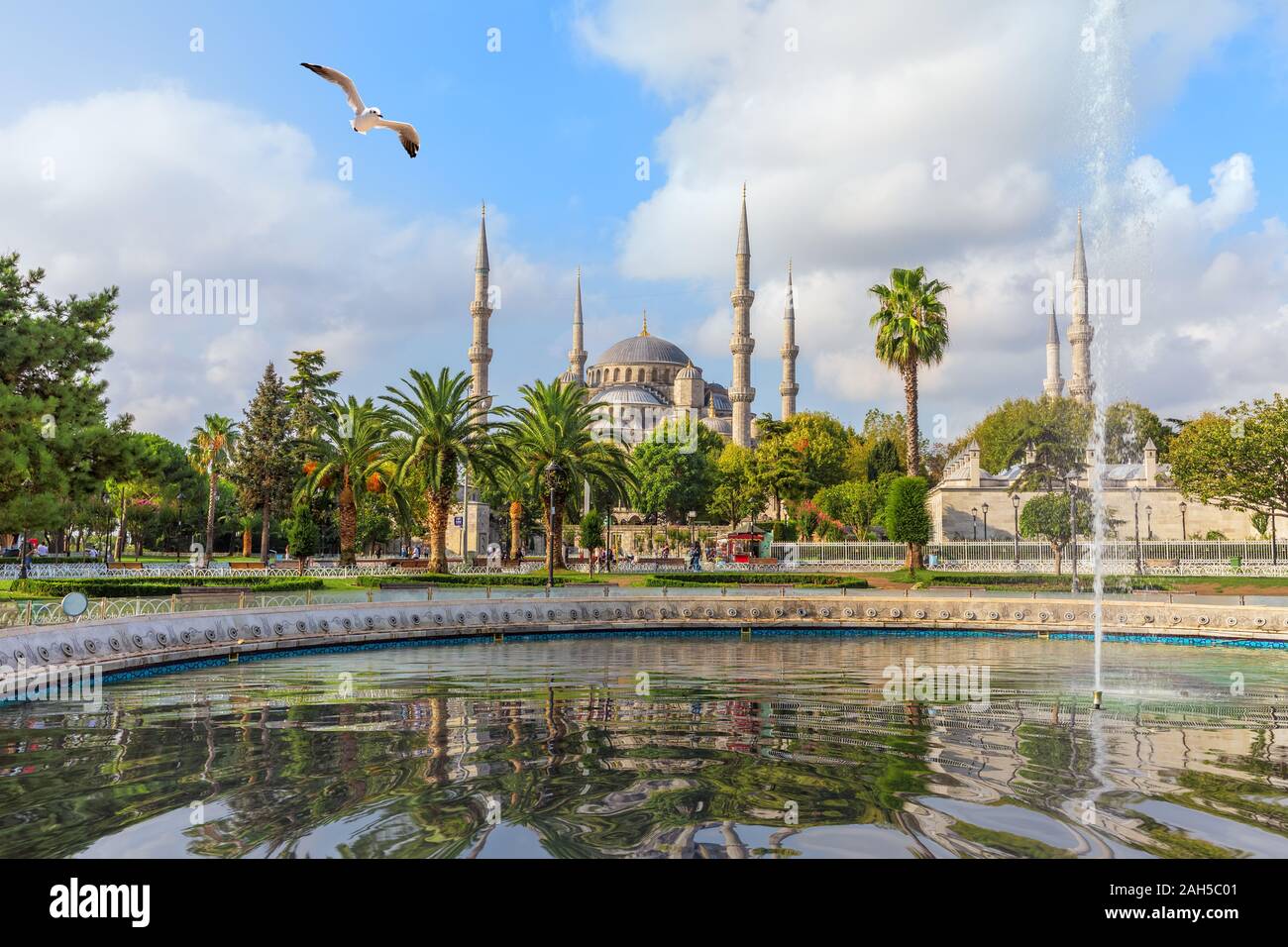 Die Blaue Moschee von Istanbul und die Brunnen in Sultan Ahmet Park Stockfoto
