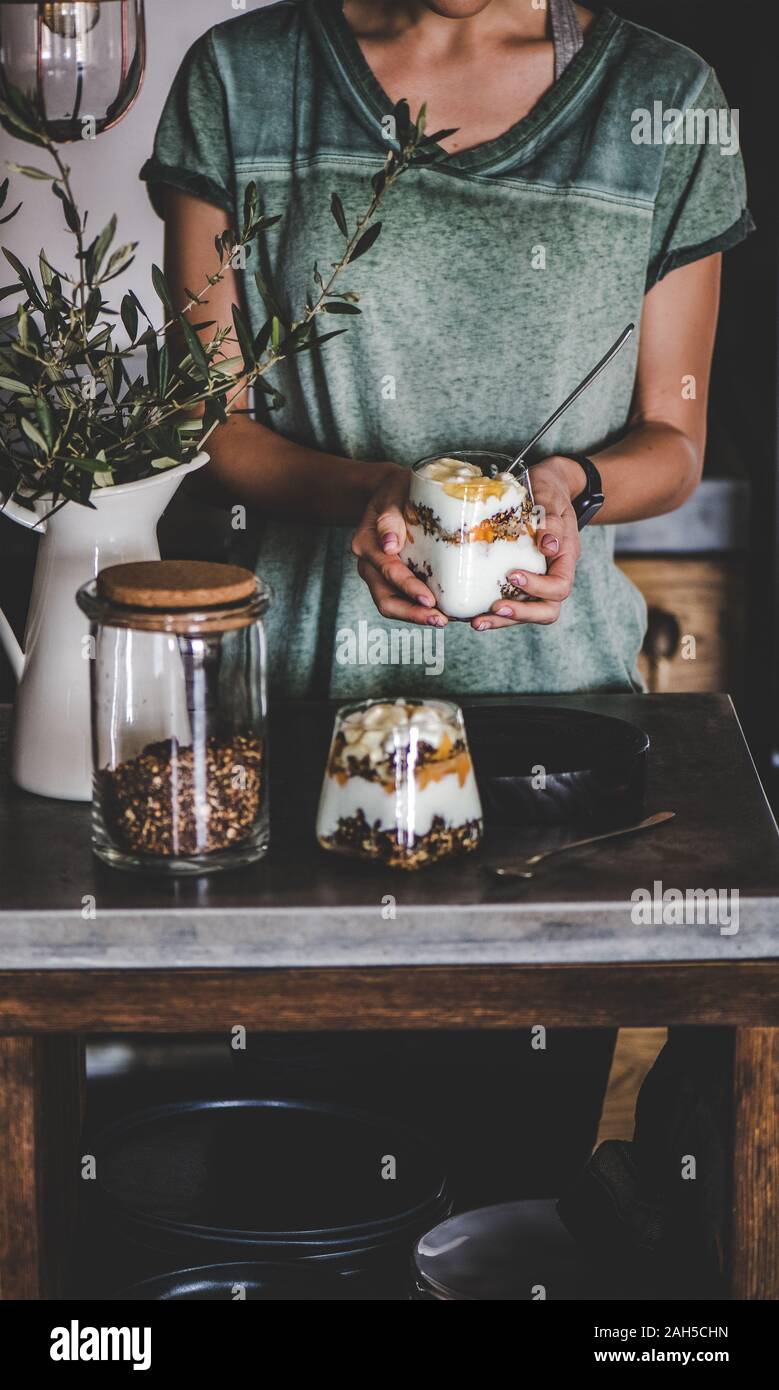 Frau mit Glas mit gesunden Veganes Frühstück in den Händen Stockfoto