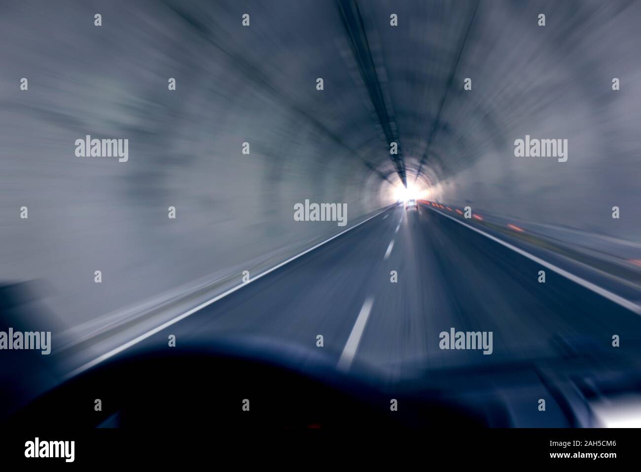 Auto fahren schnell nach unten innen Tunnel. Stockfoto