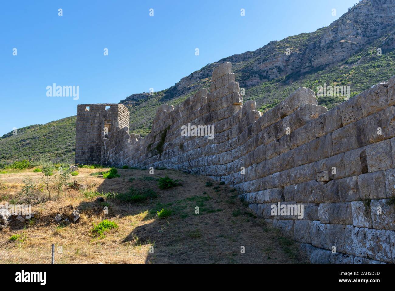 Ruinen der Arkadischen Tor und Wände in der Nähe von antiken Messene (Messini) Stockfoto