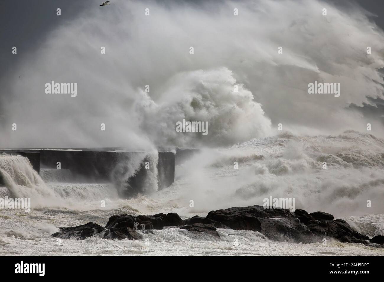 Stürmische Wellen Spritzen gegen ocean Pier aus dem Norden von Portugal. Stockfoto