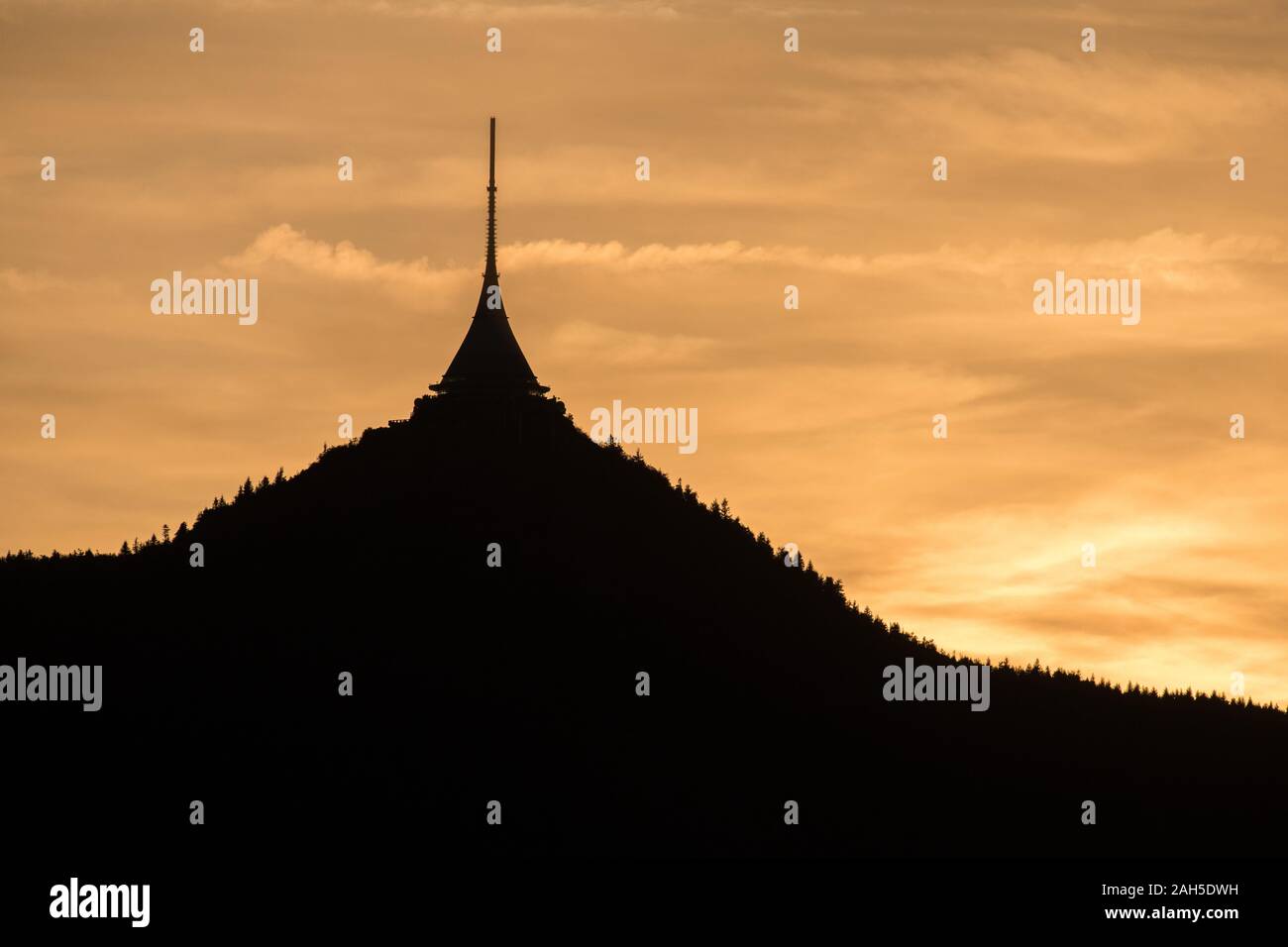 Mountain Hotel Jested und Sender über die Stadt Liberec Stockfoto