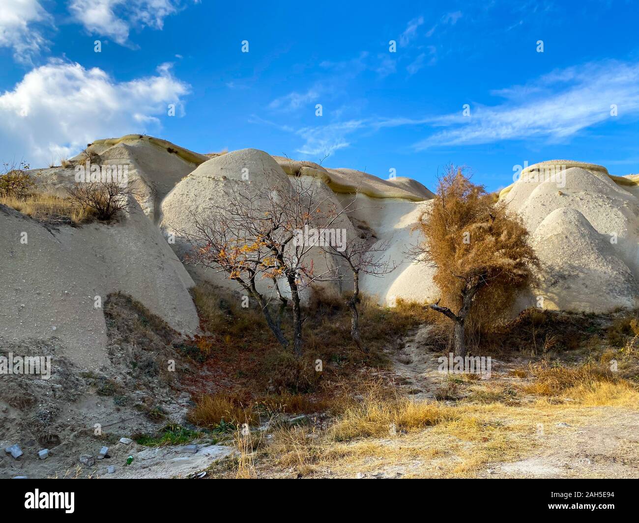 Blick auf ein Tal mit alten Felsformationen gefüllt. Blauer Himmel, weiße Wolken. Schöne Landschaft. Kappadokien, Türkei. 5. november 2019 Stockfoto