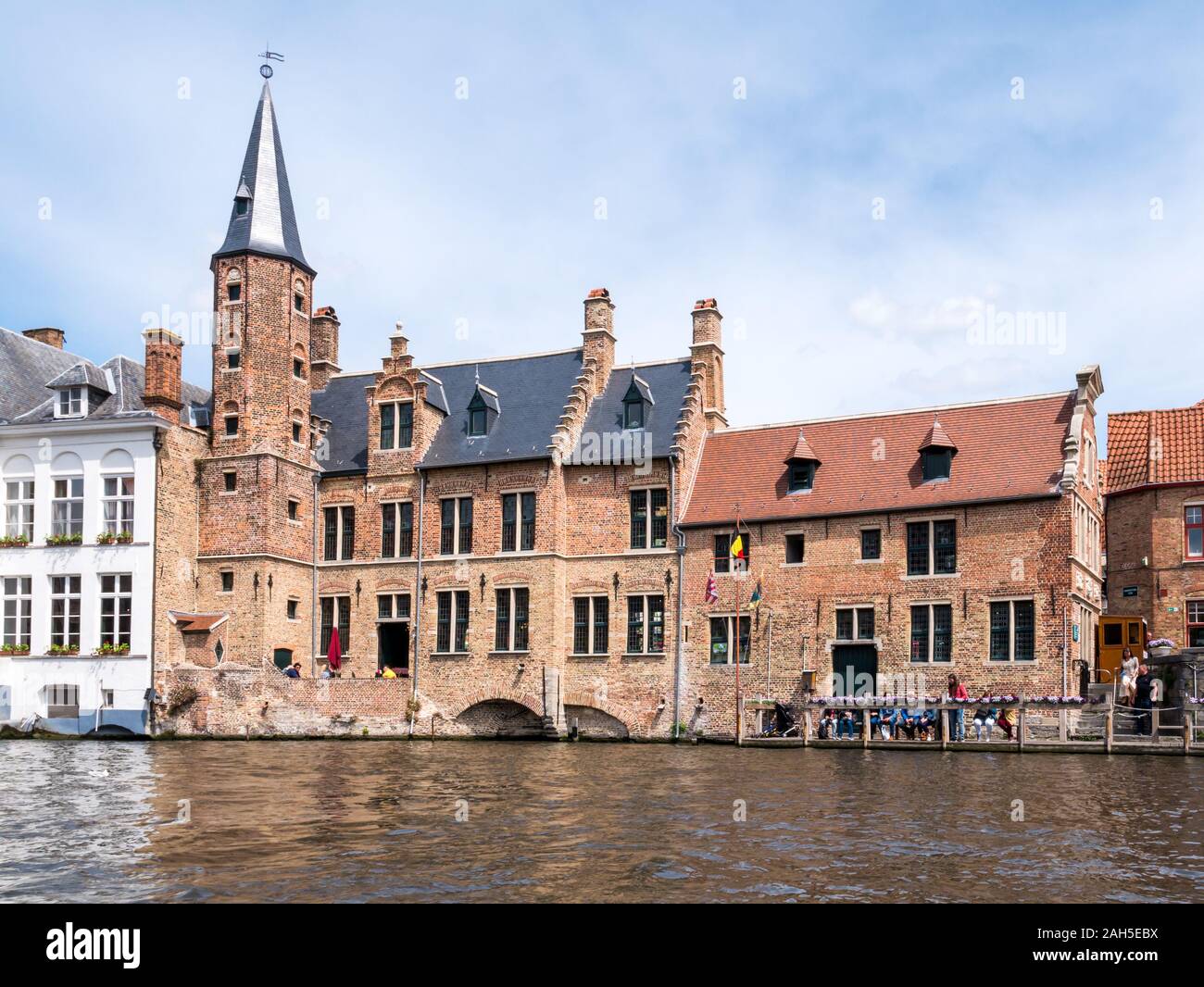 Historische Zunfthaus der Gerber entlang Dijver Canal in der Altstadt von Brügge, Belgien. Stockfoto