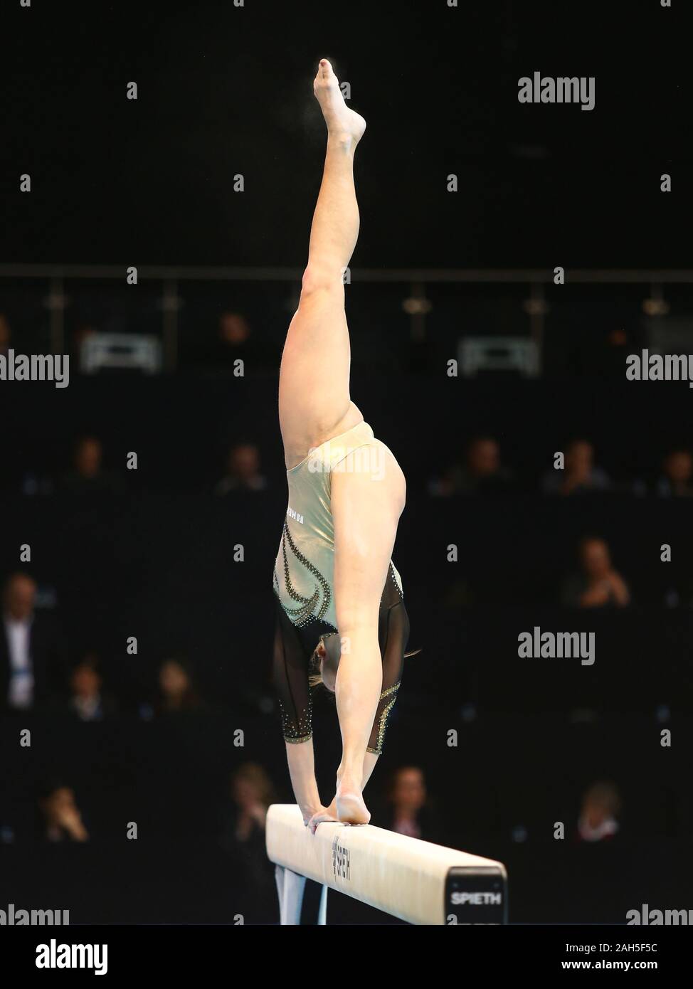 Stettin, Polen, 11. April 2019: Ana Derek von Kroatien konkurriert auf dem Schwebebalken während der künstlerischen Gymnastik Meisterschaften Stockfoto