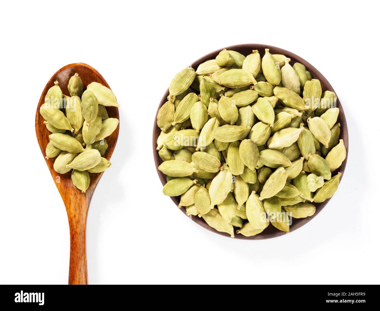 Gewürz Grüner Kardamom (Elettaria cardamomum) macht Essen schmackhafter und gesünder. Indische kulinarische Zutat. Auf weissem Hintergrund isolieren Stockfoto