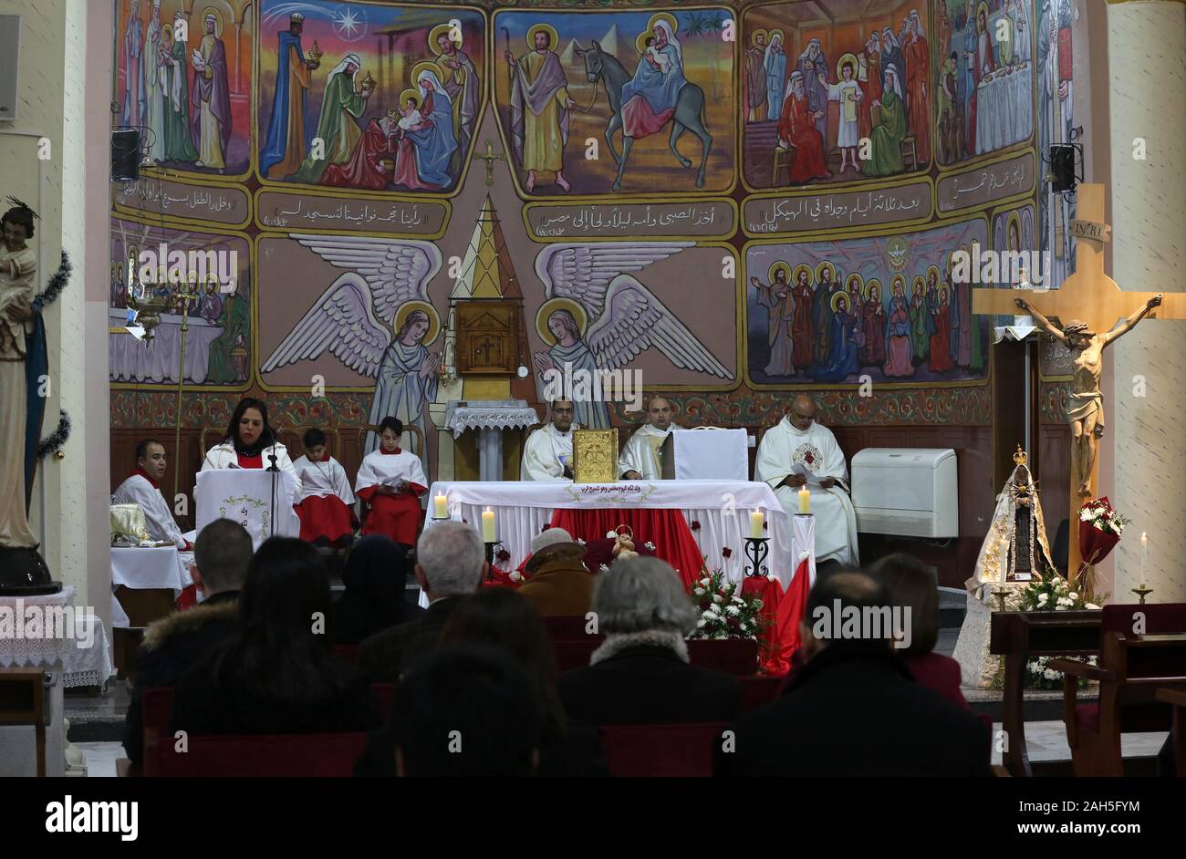 Gaza, Gazastreifen, palästinensischen Gebiet. 25 Dez, 2019. Palästinensische Christen an Weihnachten Messe in der Römisch-katholischen Kirche der Heiligen Familie in Gaza Stadt am Dezember 25, 2019 Credit: Ashraf Amra/APA-Images/ZUMA Draht/Alamy leben Nachrichten Stockfoto
