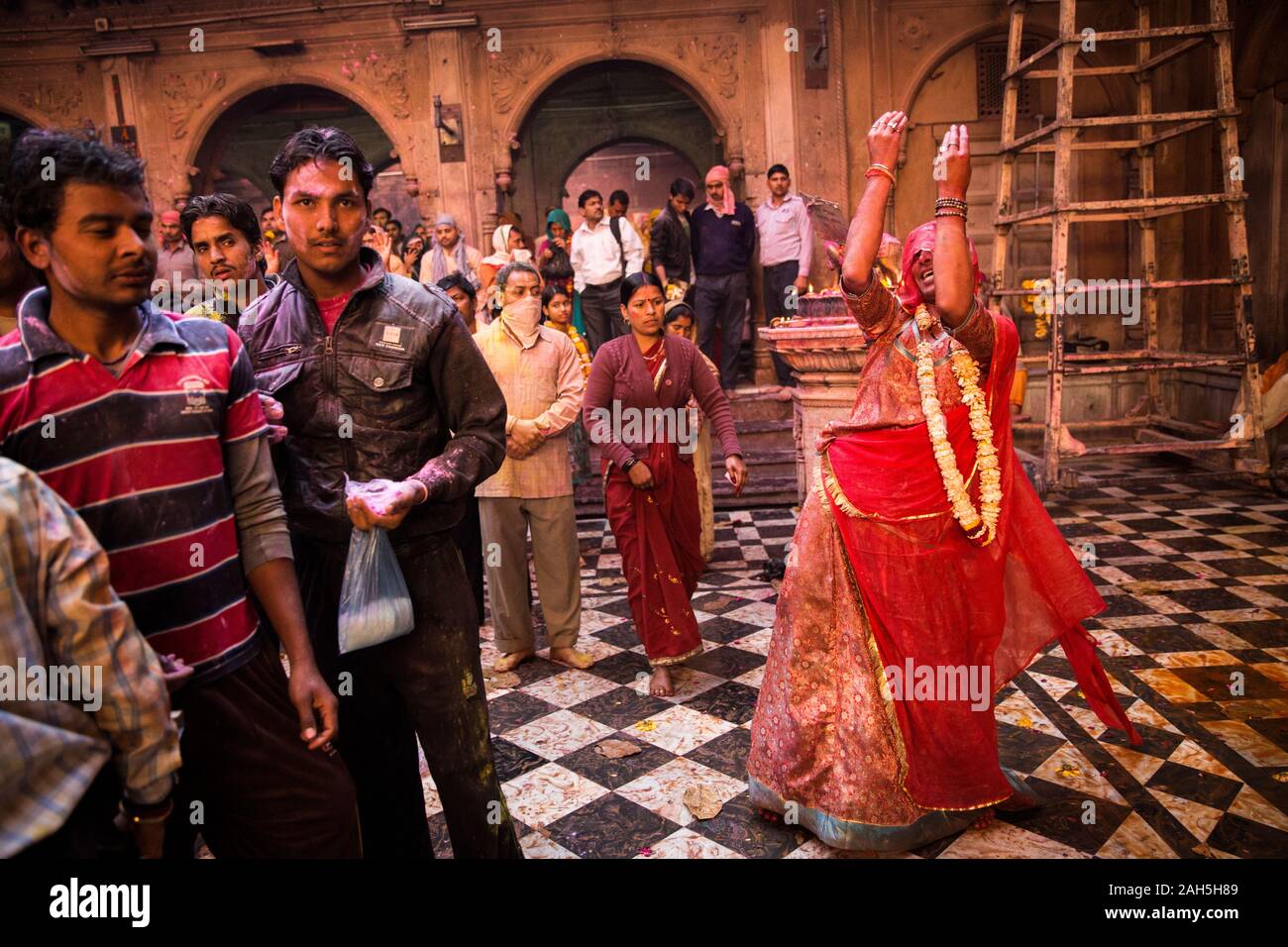 Hijra Dancing Inside Bankey Bihari Tempel während Holi feiern. Vrindavan, Indien Stockfoto