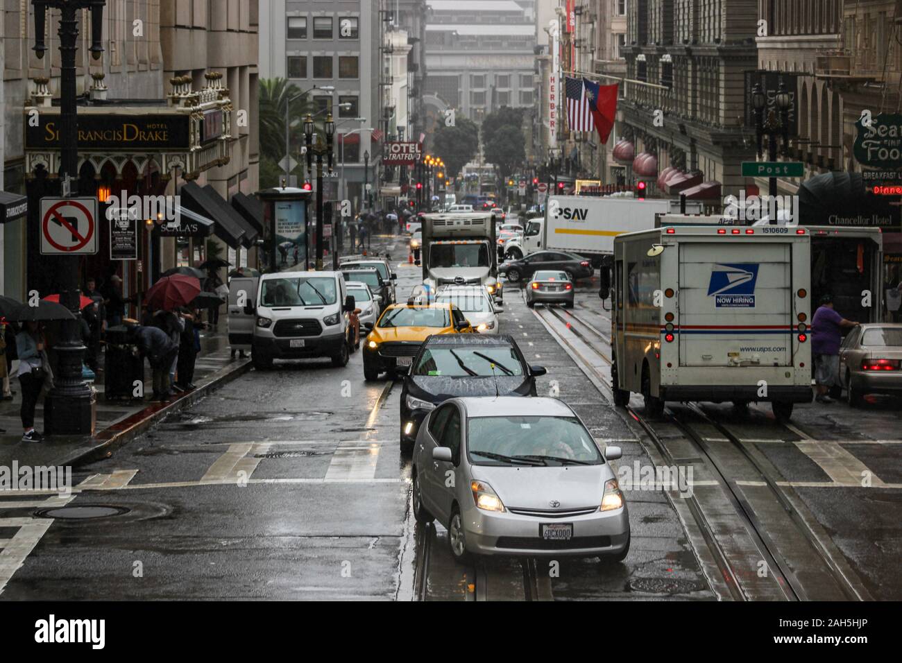 Morgen Verkehr an der Powell Street an einem regnerischen Herbsttag im San Francisco, Vereinigte Staaten von Amerika Stockfoto