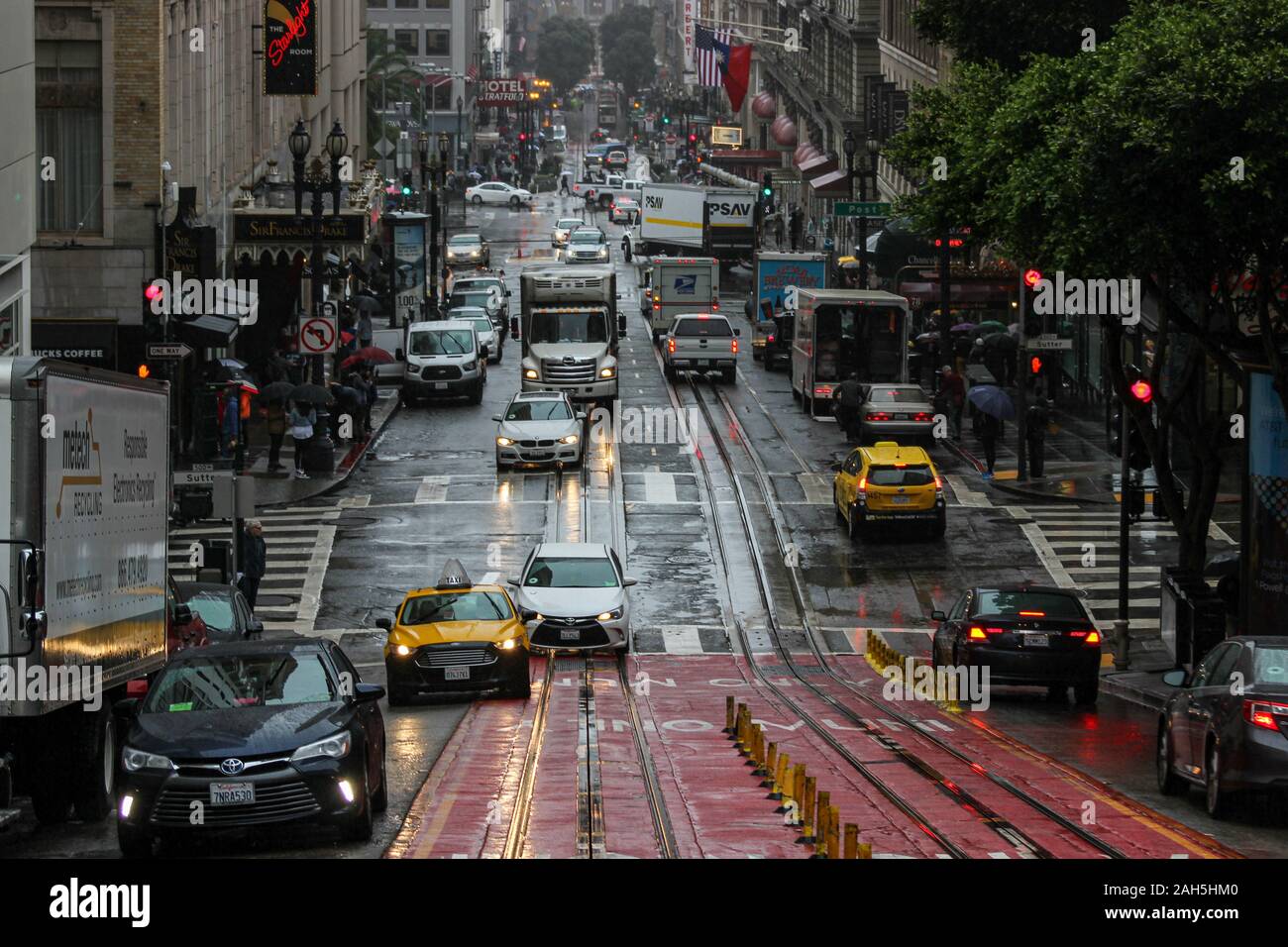 Powell Street View an einem regnerischen Tag auf dem Rücken eines cable car in San Francisco, Vereinigte Staaten von Amerika Stockfoto