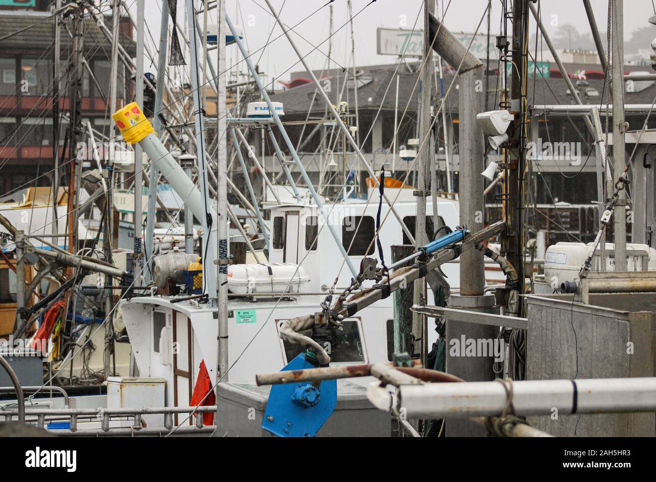 Fischerboote in Fisherman's Wharf an einem regnerischen Tag in San Francisco, Vereinigte Staaten von Amerika Stockfoto