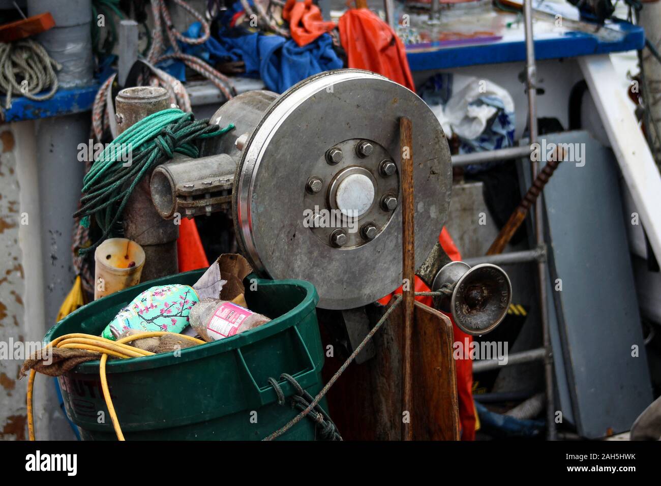 Elemente auf einem professionellen Fischerboot Deck Stockfoto