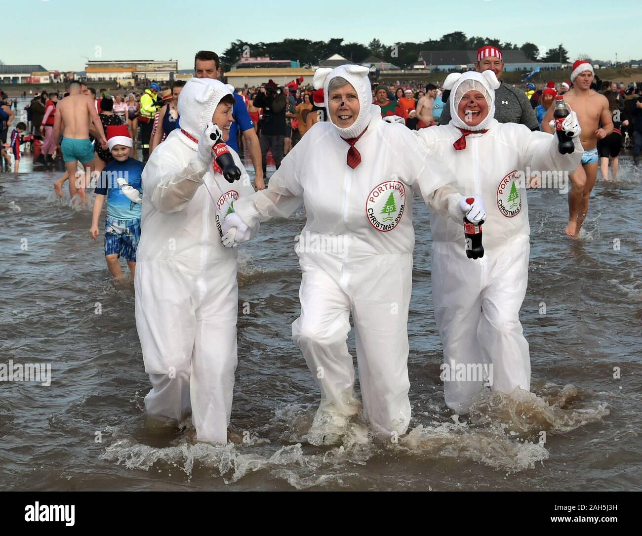 Schwimmer nehmen Sie teil am Weihnachtstag schwimmen in Porthcawl, Wales. Stockfoto