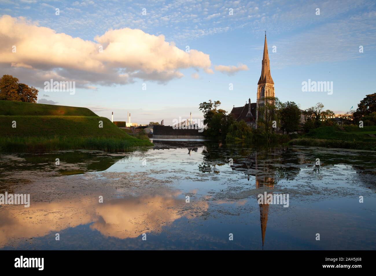 Kopenhagen, Dänemark - 13 September 2019: St. Alban Kirche im Wasser spiegelt, susnet Stockfoto