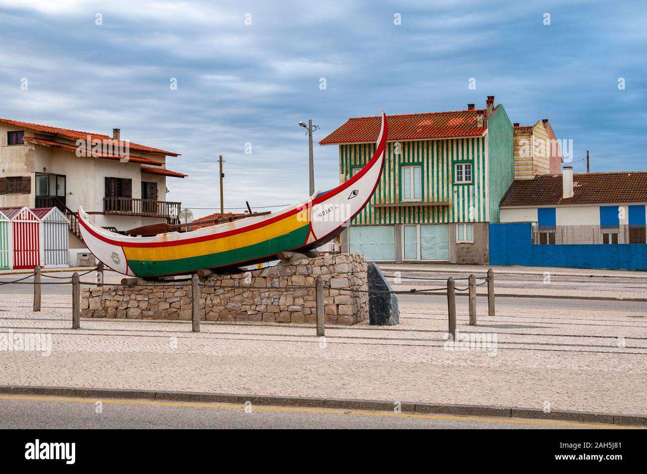 Traditionelle bunte Portugiesische Fischerboot an Vieira de Leiria ist ein portugiesisches Dorf und auch eine Pfarrei, in der Gemeinde von Marinha Grande, Port Stockfoto