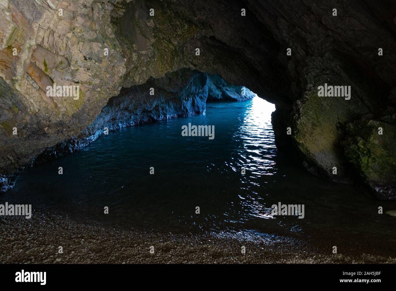 Myrtos beach Höhle in Kefalonia, Griechenland Stockfoto