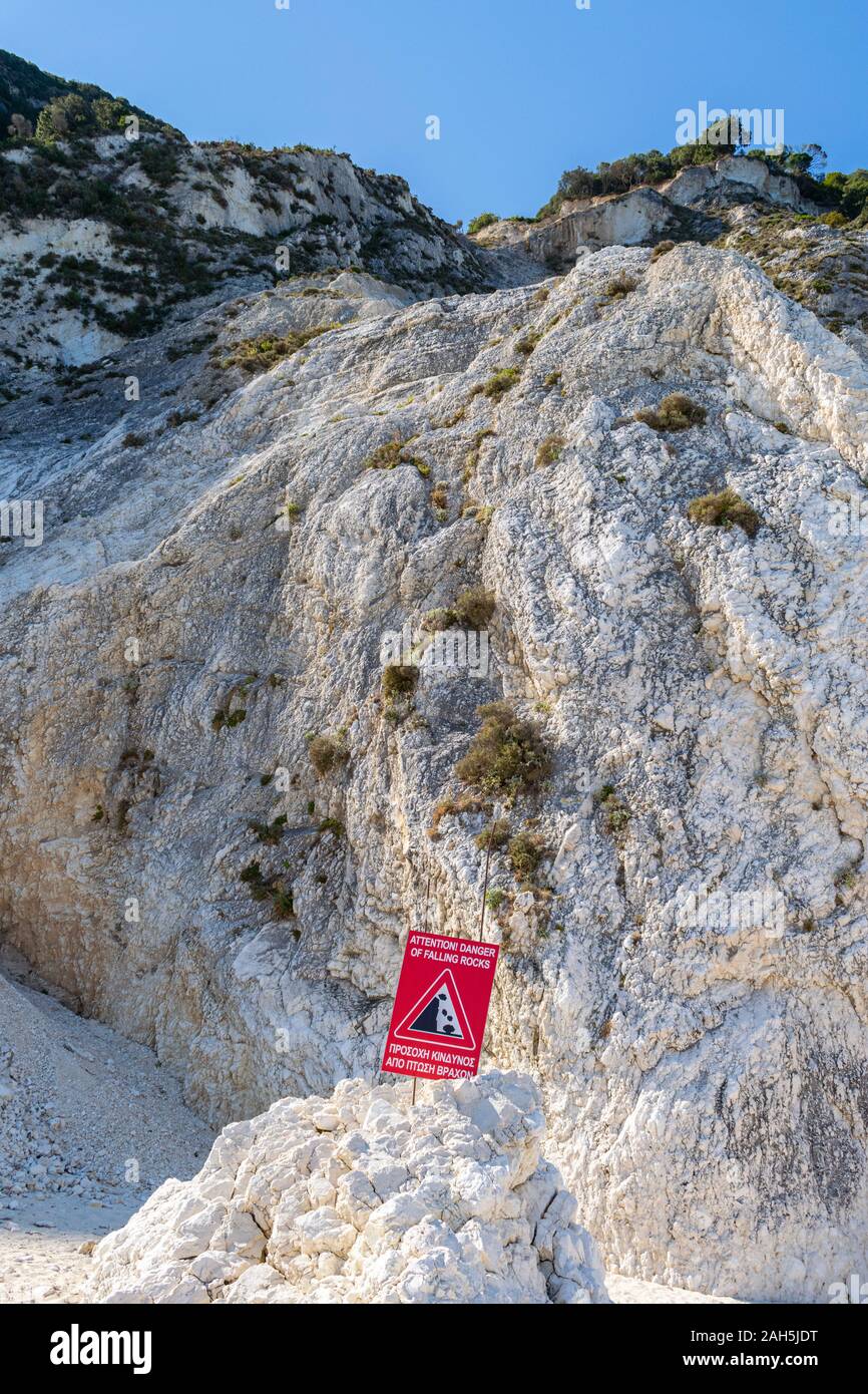 Ein Zeichen bei Myrtos Beach, Warnung vor Steinschlag, Kefalonia Stockfoto