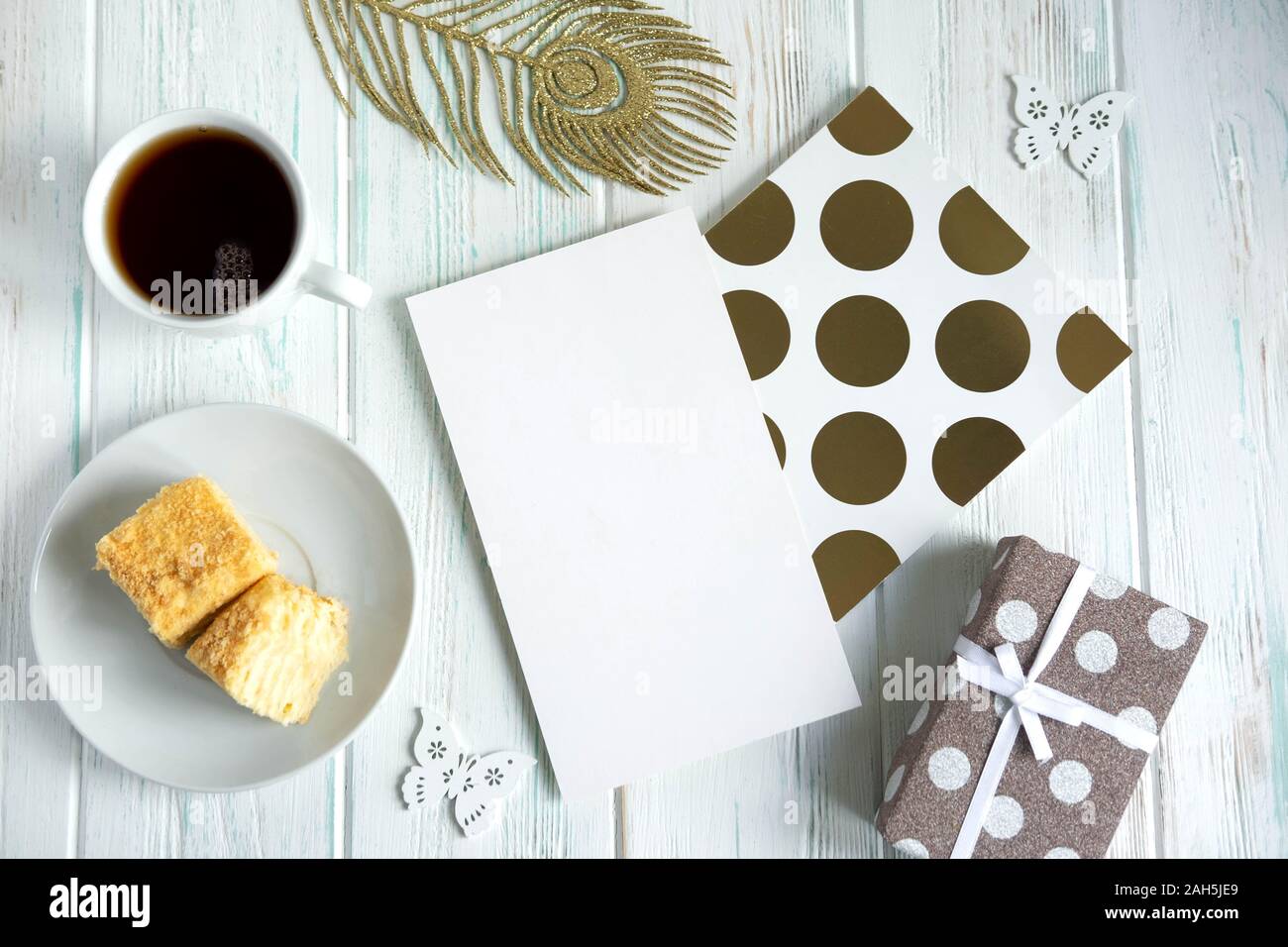 Rahmen für congratulatory Text mit Notizblock, Stift, Geschenk, Tasse Kaffee und Kuchen. Layout für die Schönheit. Stockfoto