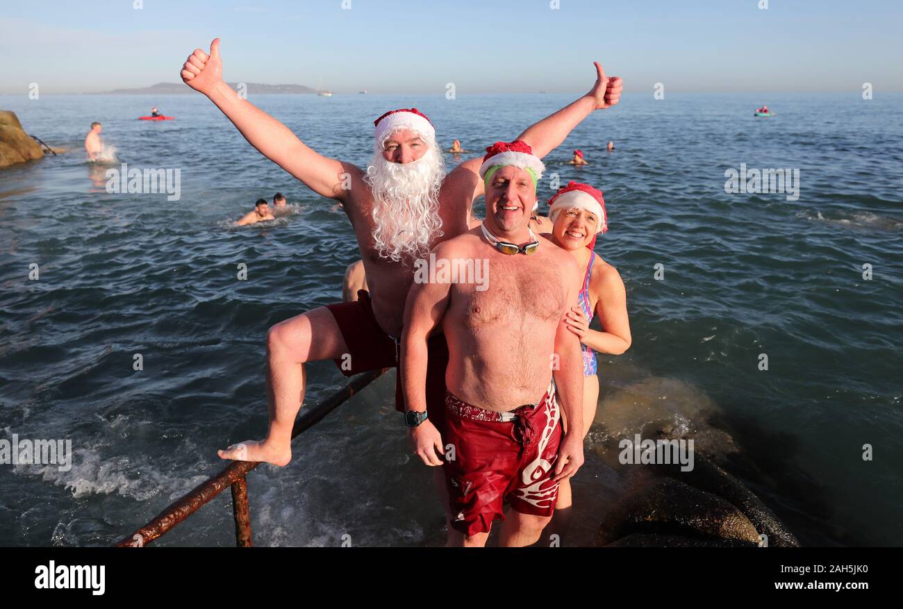 Die Menschen nehmen an den jährlichen Weihnachten Swim am Forty Foot Badeplatz in Sandycove Dublin. Stockfoto