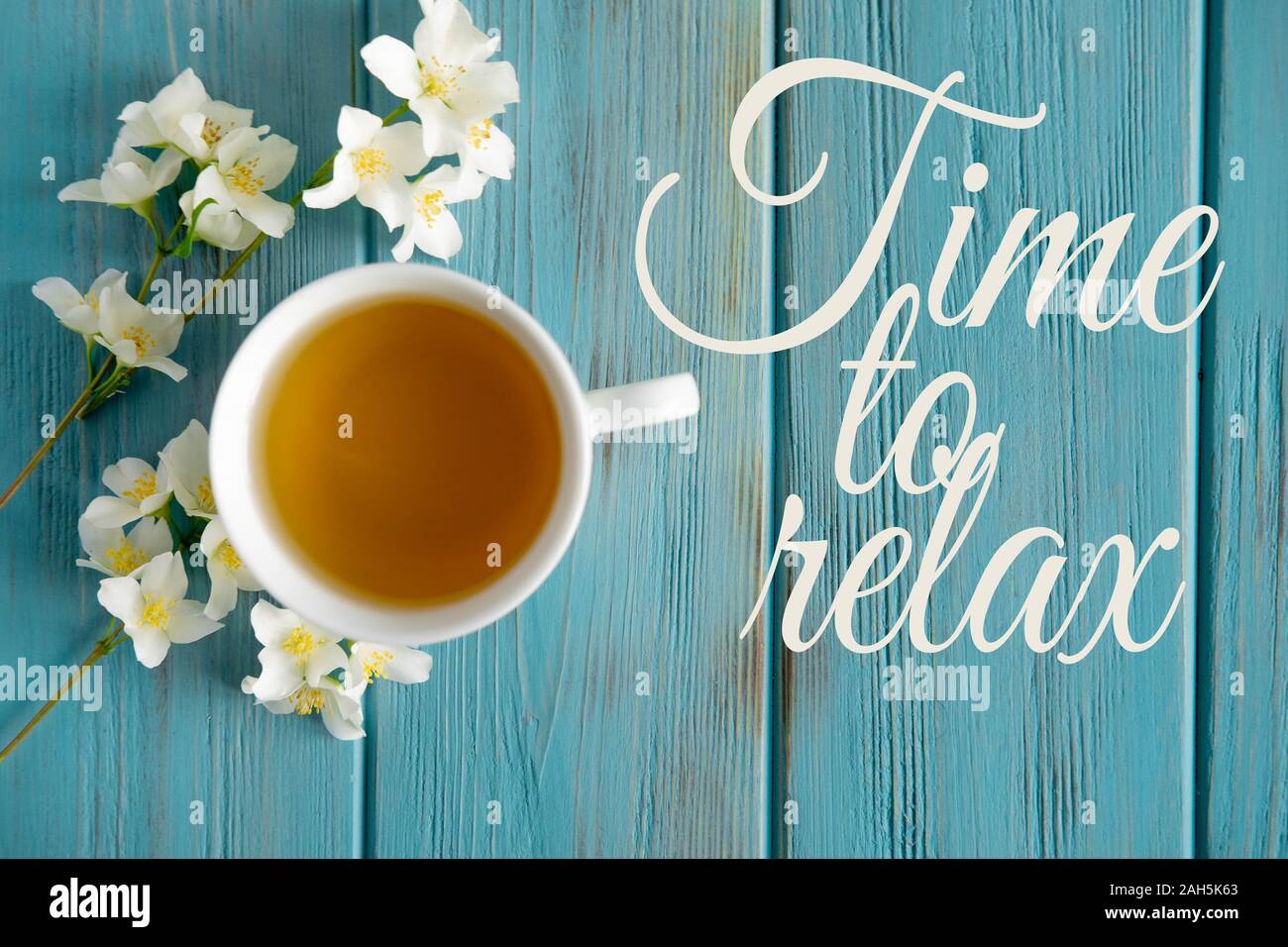 Schriftzug, Zeit mit einer Tasse Jasmintee entspannen. Warme Getränke zu entspannen und beruhigen Stockfoto