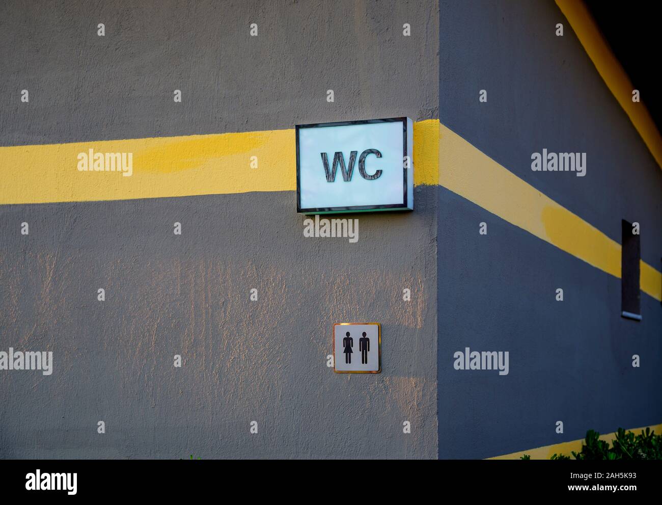 Wc Schild an einer Hauswand Stockfoto