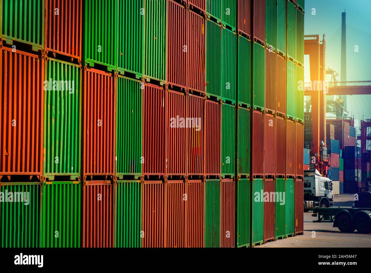 Gestapelte Container am Frachthafen, Hong Kong Stockfoto