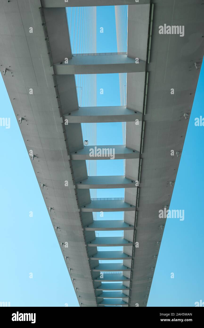 Brücke isoliert auf blauen Himmel - unter levated Highway Stockfoto