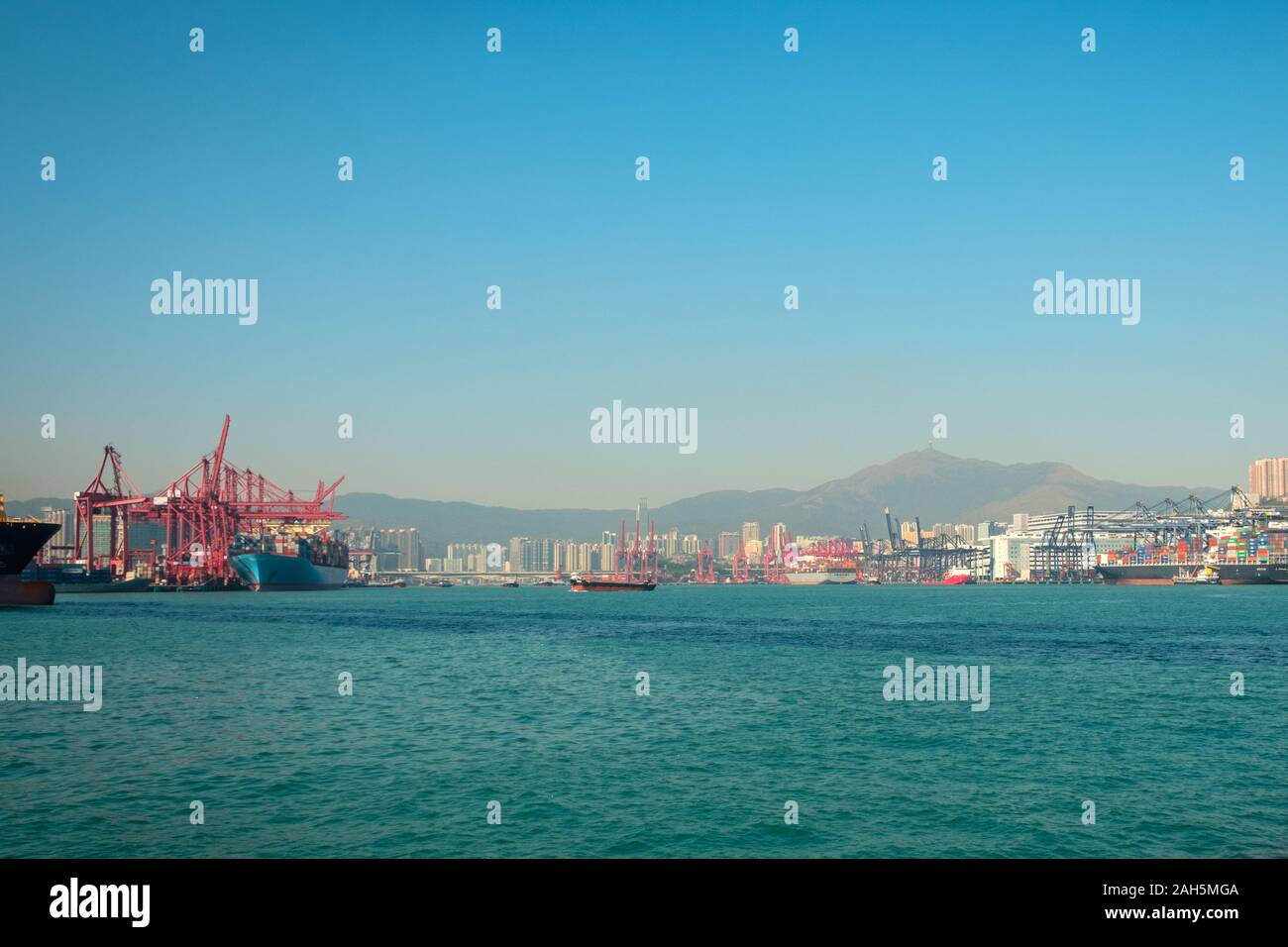 HongKong, China - November 2019: Containerschiffe in der Nähe von Fracht Hafen Logistik Zentrum in Hongkong Stockfoto